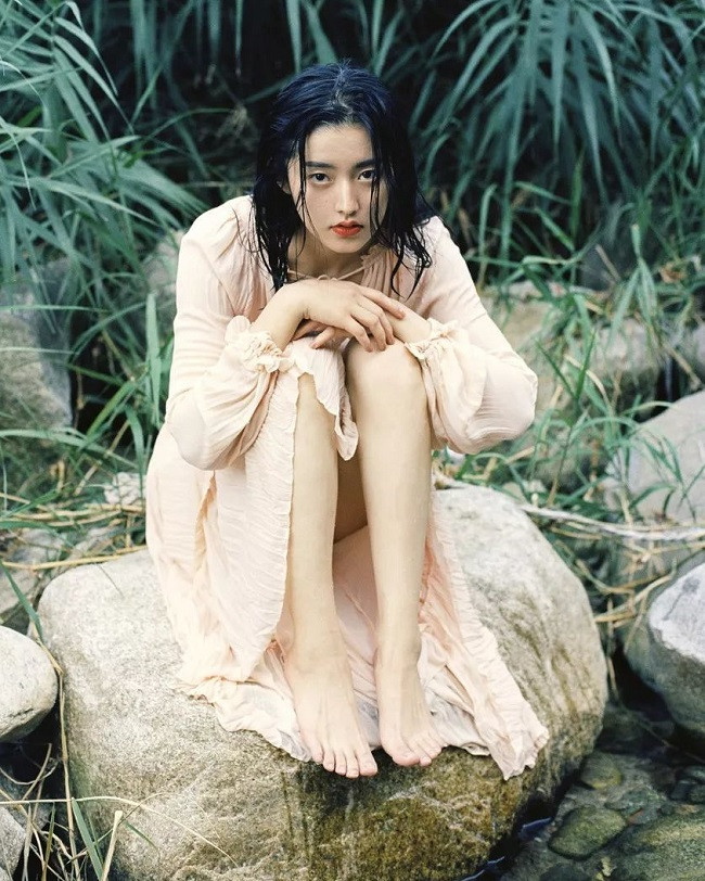 Nhờ có ngoại hình nổi trội nên từ lâu, Ying Ning đã nhận được rất nhiều lời mời hợp tác, làm mẫu của một số hãng thời trang nội địa.