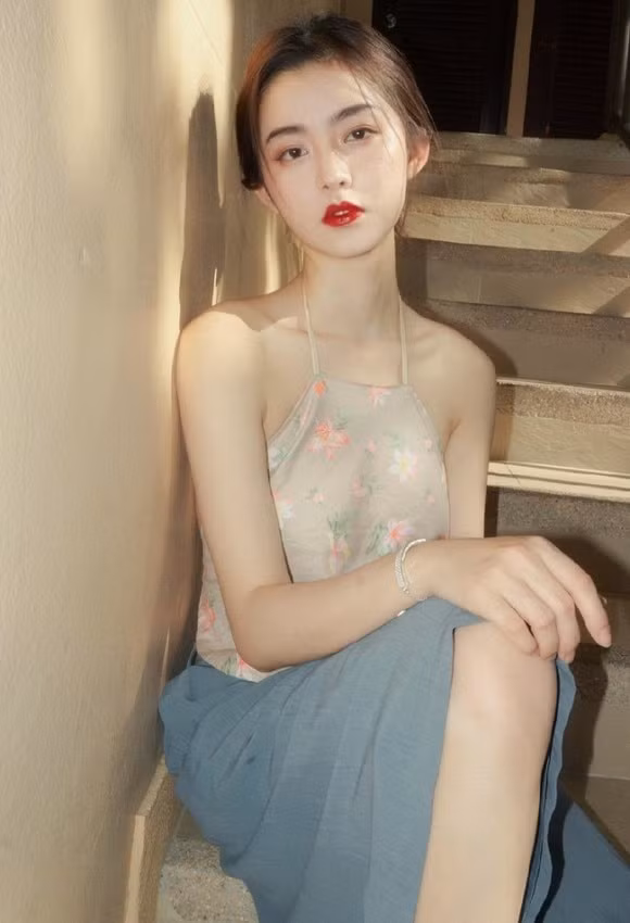 Vẻ đẹp chuẩn Châu Á của hot girl khiến nhiều người mê đắm.