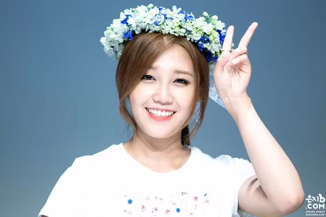 Jung Eunji đã thể hiện khả năng diễn xuất của mình ngay từ bộ phim đầu tiên: Reply 1997. Dự án học đường này phá vỡ kỷ lục người xem trên sóng truyền hình cáp và giành được lời khen ngợi từ khán giả cũng như các nhà phê bình. Vai diễn đầu tiên này cũng giúp Eunji giành được rất nhiều giải thưởng, trong đó có Baeksang Art Award 2013 cho hạng mục Best New TV Actress.