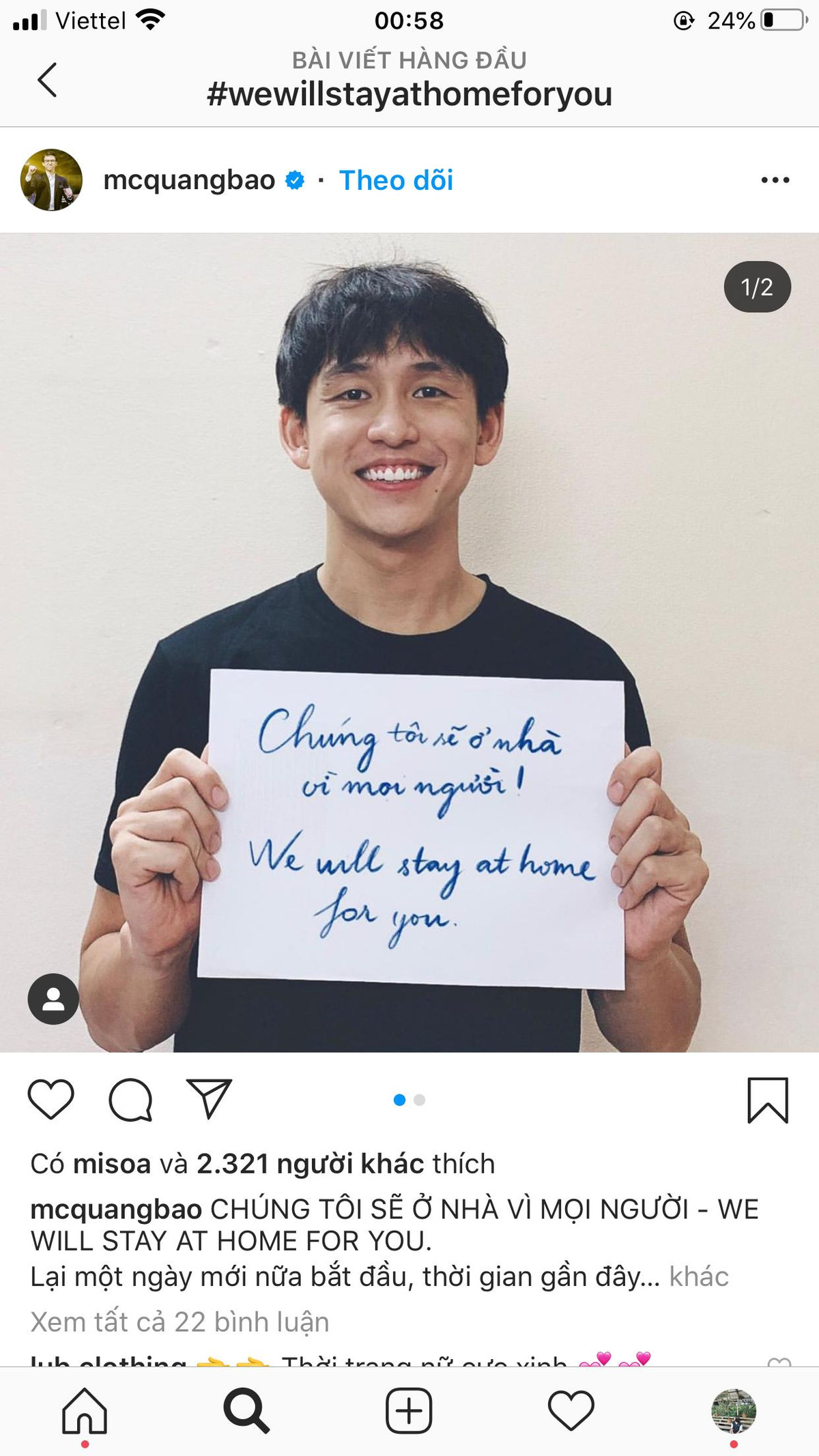 MC Quang Bảo giơ cao dòng chữ "Chúng tôi sẽ ở nhà vì mọi người", nâng cao ý thức cộng đồng giữa thời điểm dịch bệnh đang diễn biến phức tạp.