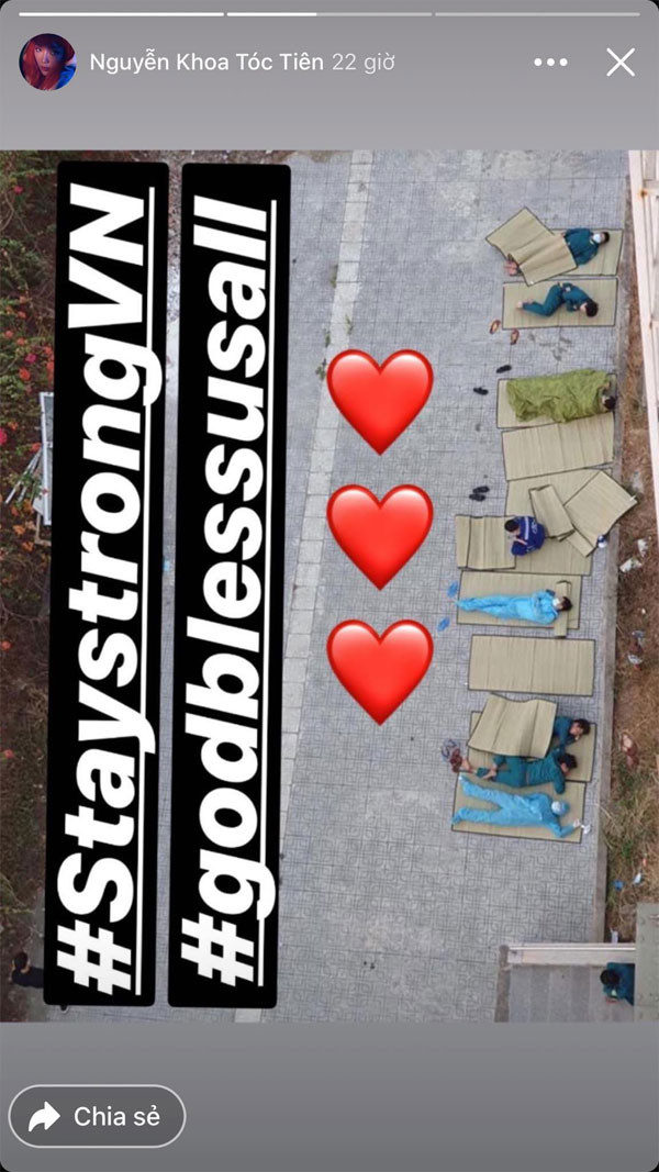 Tóc Tiên sử dụng 2 hashtag #StaystrongVn và #godblessusall để bày tỏ sự kính trọng, tiếp thêm sức mạnh tinh thần cho các nhân viên y tế, hậu cần trong cuộc chiến chống lại Covid-19.