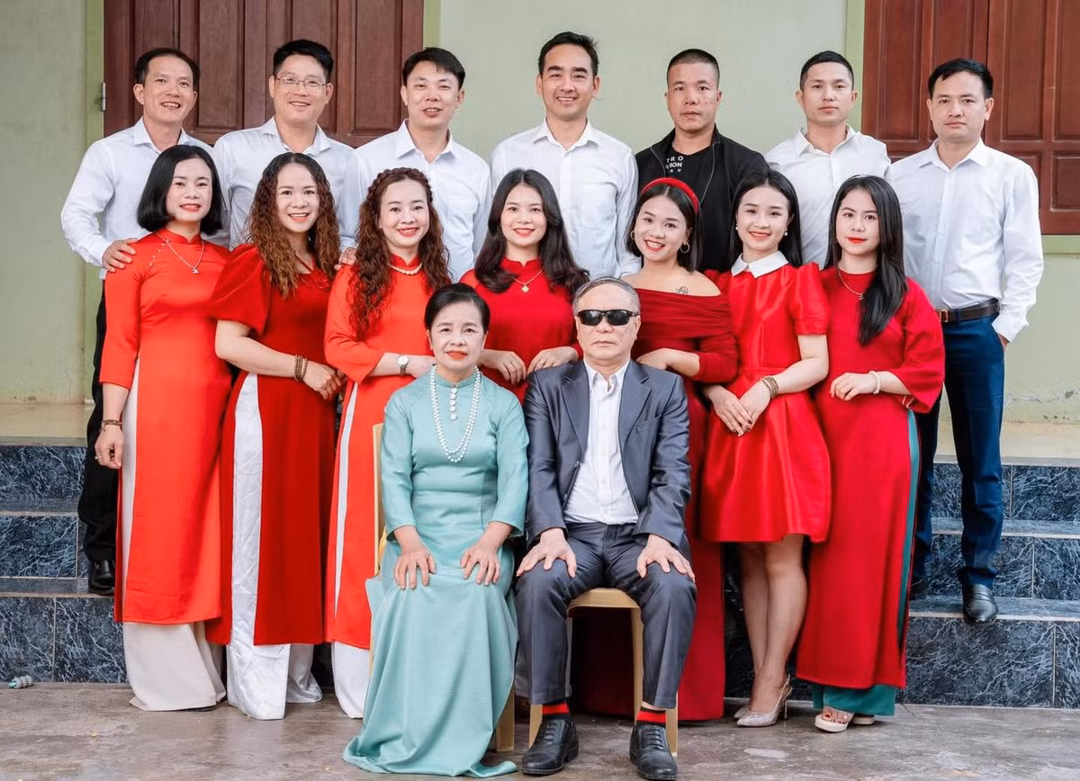 Được biết, ông Lương bị mù năm 20 tuổi trong thời gian tham gia chiến đấu bảo vệ Tổ quốc, từ một thanh niên trai tráng khỏe mạnh, ông trở về với ngoại hình khiếm khuyết.