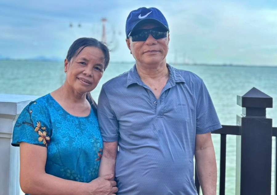 Đến nay, tình cảm vợ chồng của ông Lương bà Lựu vẫn mặn nồng. Suốt hơn 40 năm, mặc dù không nhìn thấy, ông Lương vẫn ra đồng làm việc chăm chỉ. Mỗi ngày, bà Lựu đi làm đều đưa chồng theo. Bà đào đất, ông mò mẫm theo sau bốc đất đắp bờ. Bà gom lúa phơi, ông ngồi một chỗ xúc vào bao.