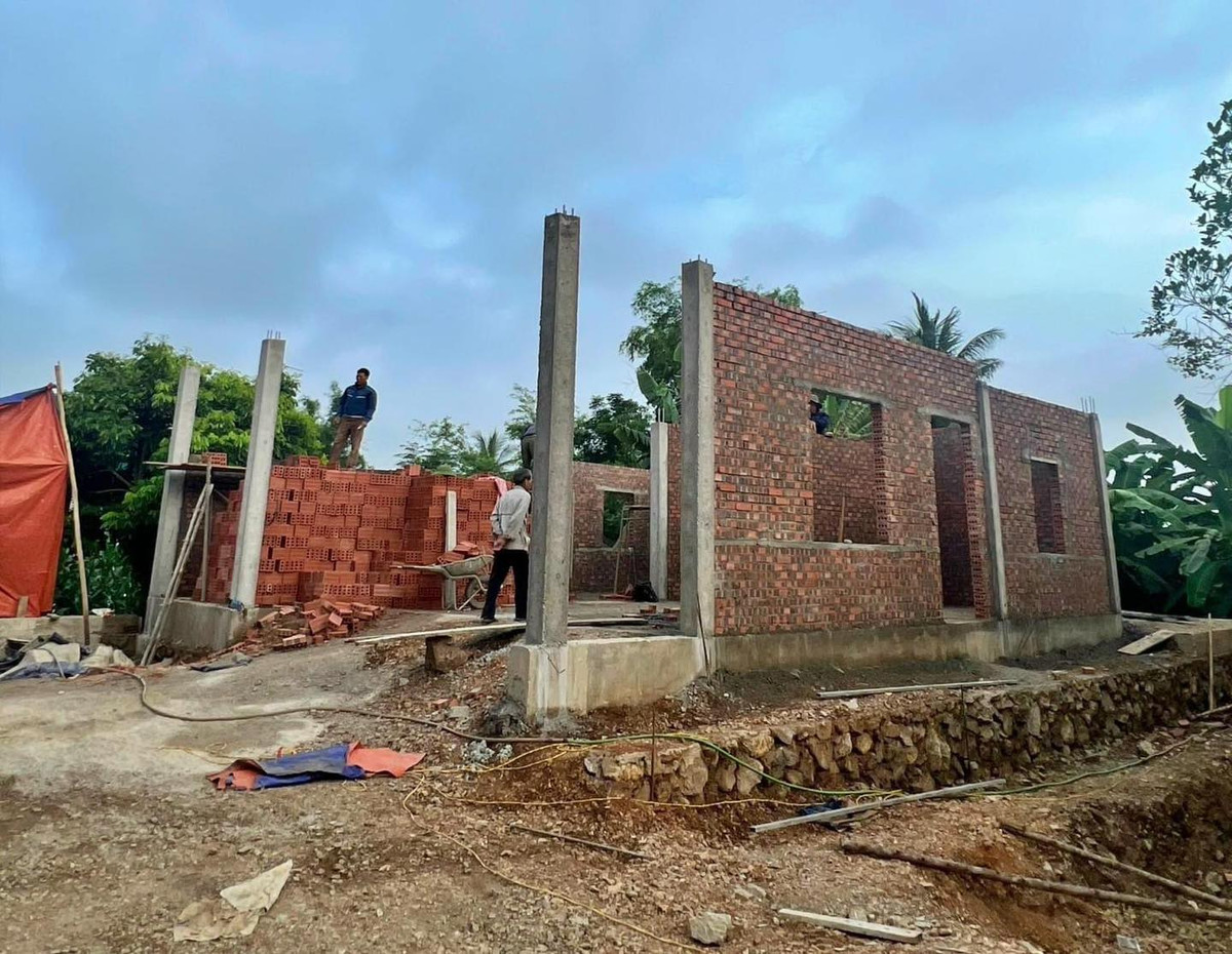 Bây giờ, khi đã khôn lớn, các con gái đều ghi nhớ công lao của cha mẹ. 7 chị em cùng nhau góp lại để xây căn nhà mới khang trang hơn cho cha mẹ.