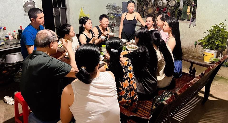 Dù cuộc sống có vất vả, ông bà vẫn quyết tâm chăm lo cho các con ăn học đủ đầy. Nhờ vậy, cả 7 cô con gái đều thoe học đại học, cao đẳng.