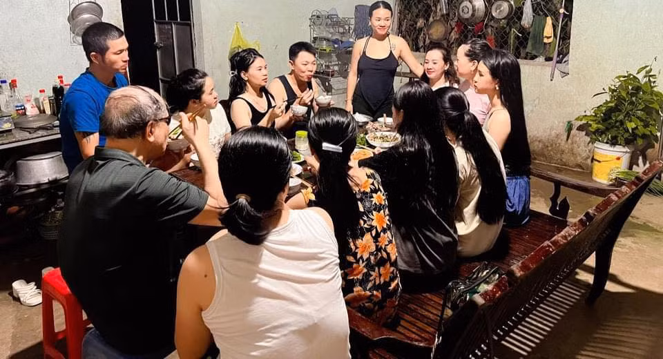 Dù cuộc sống có vất vả, ông bà vẫn quyết tâm chăm lo cho các con ăn học đủ đầy. Nhờ vậy, cả 7 cô con gái đều thoe học đại học, cao đẳng.