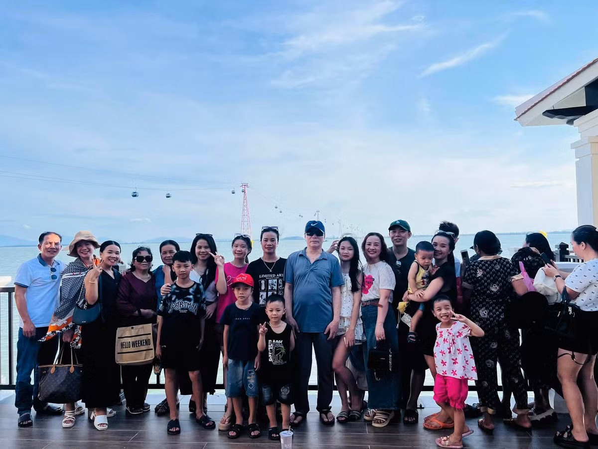 Năm 2019, 5 cô con gái liên tiếp sinh con. Ông bà ra Hà Nội, rồi vào Khánh Hòa, cuối cùng về lại Nghệ An chăm con ở cữ. Gia đình nhỏ ngày nào bây giờ đã trở thành 1 đại gia đình lớn.