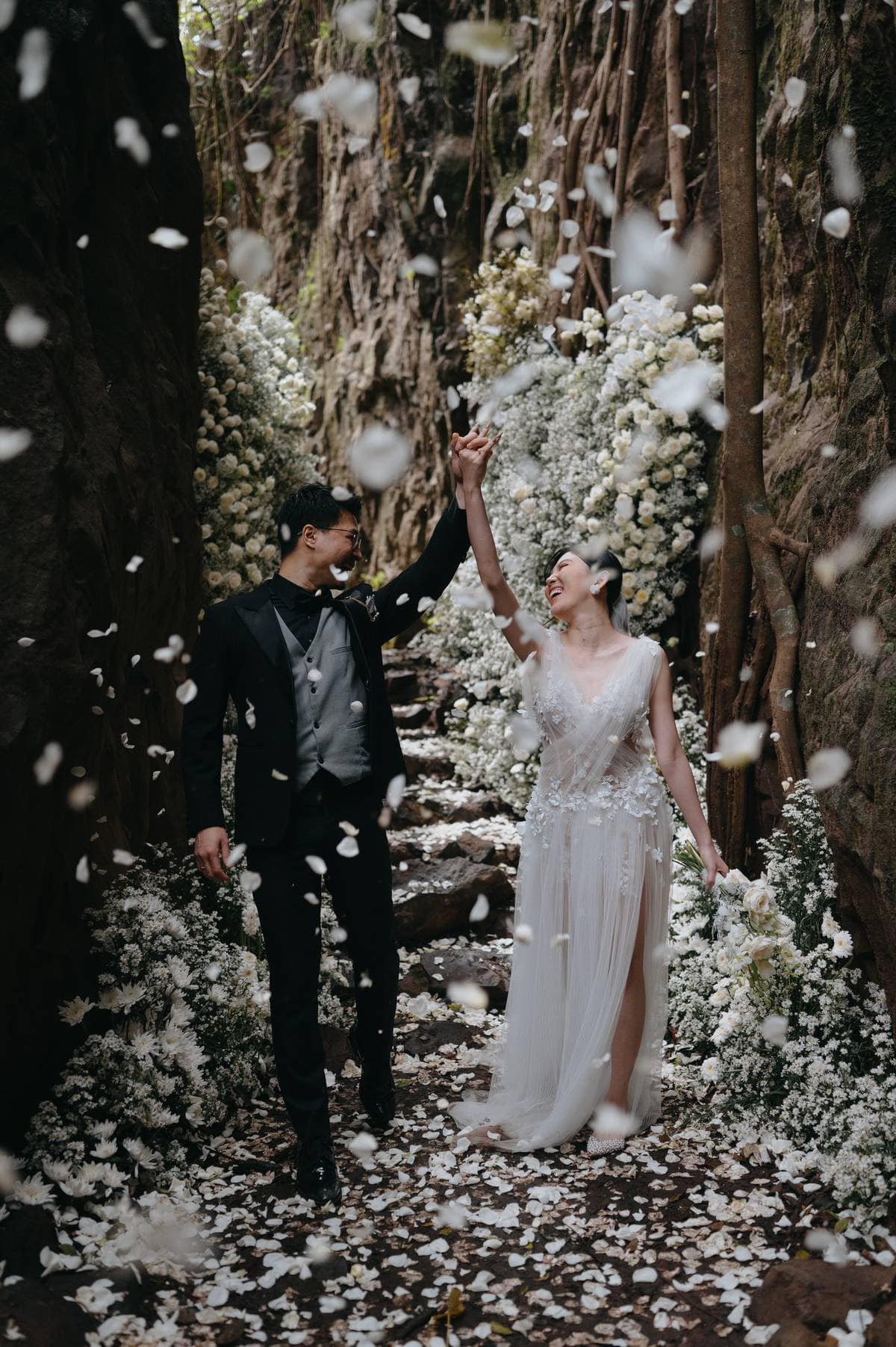 Chiếc váy cưới của cô dâu cũng được thiết kế lạ mắt với những đường cắt xẻ tinh tế.