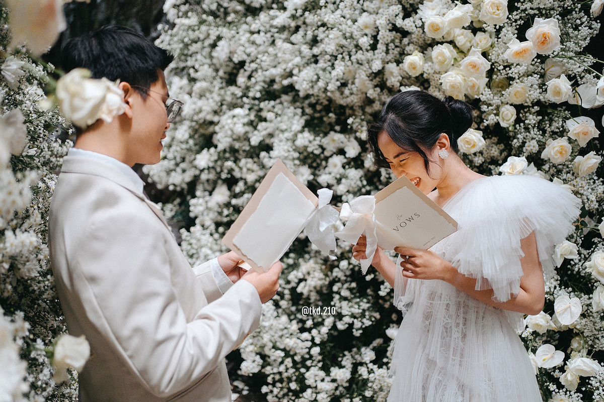 Cặp đôi hạnh phúc khi đọc những lời thề quan trọng của cuộc đời.