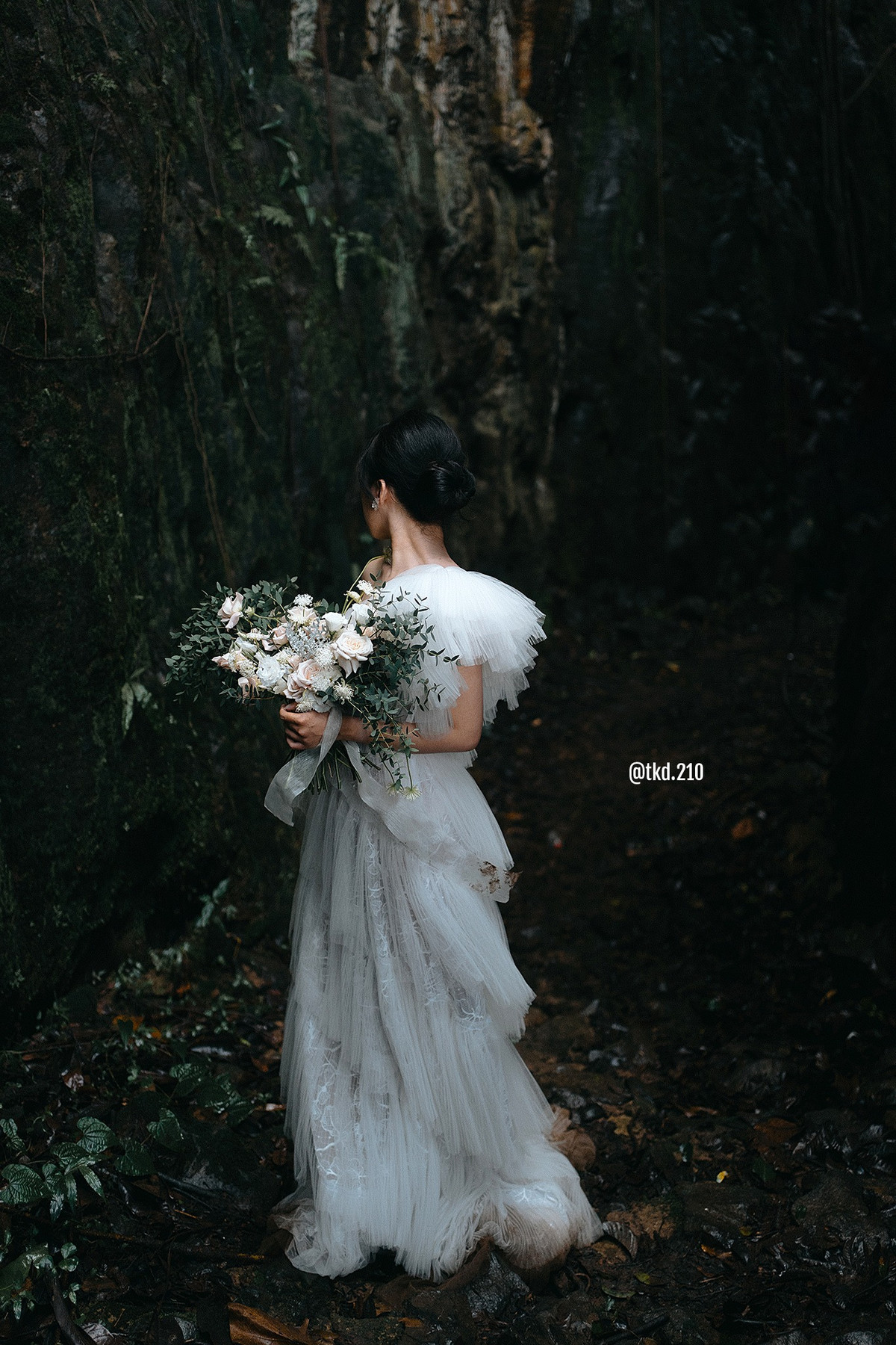 Cô dâu giống như nàng công chúa đang đi lạc trong rừng sâu.