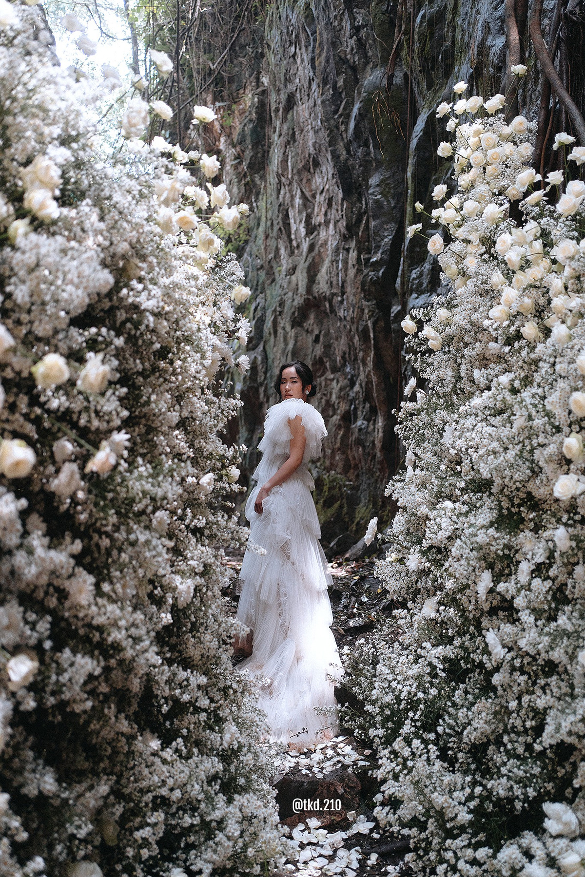 Địa điểm nói trên chính là cạnh Thác Bảo Đại - Lâm Đồng. Đây cũng là nơi được rất nhiều cặp đôi khác thực hiện bộ ảnh cưới.