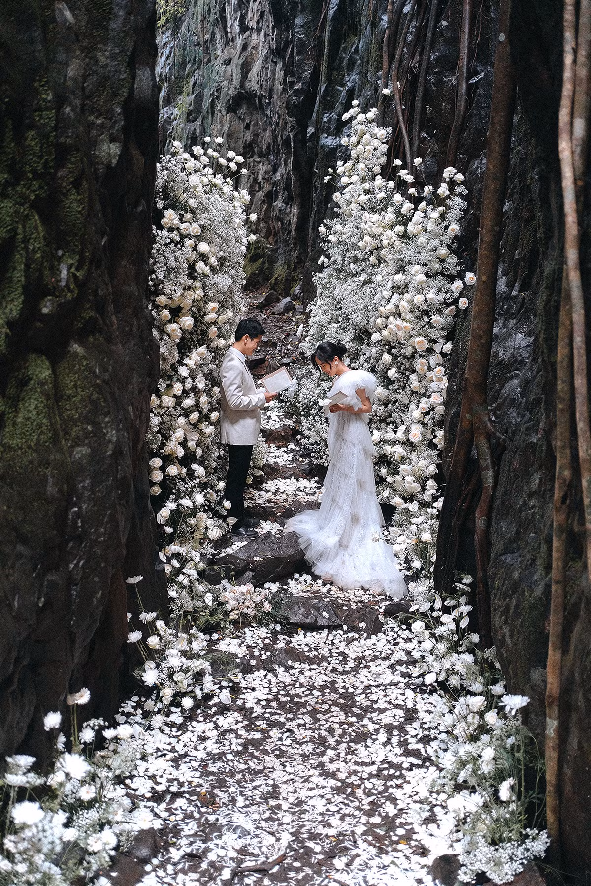 Trước đó, 1 cặp đôi với những bức ảnh cưới ở đây cũng đã khiến nhiều người "lùng sục" xem nơi giống như khu vườn cổ tích này ở đâu.