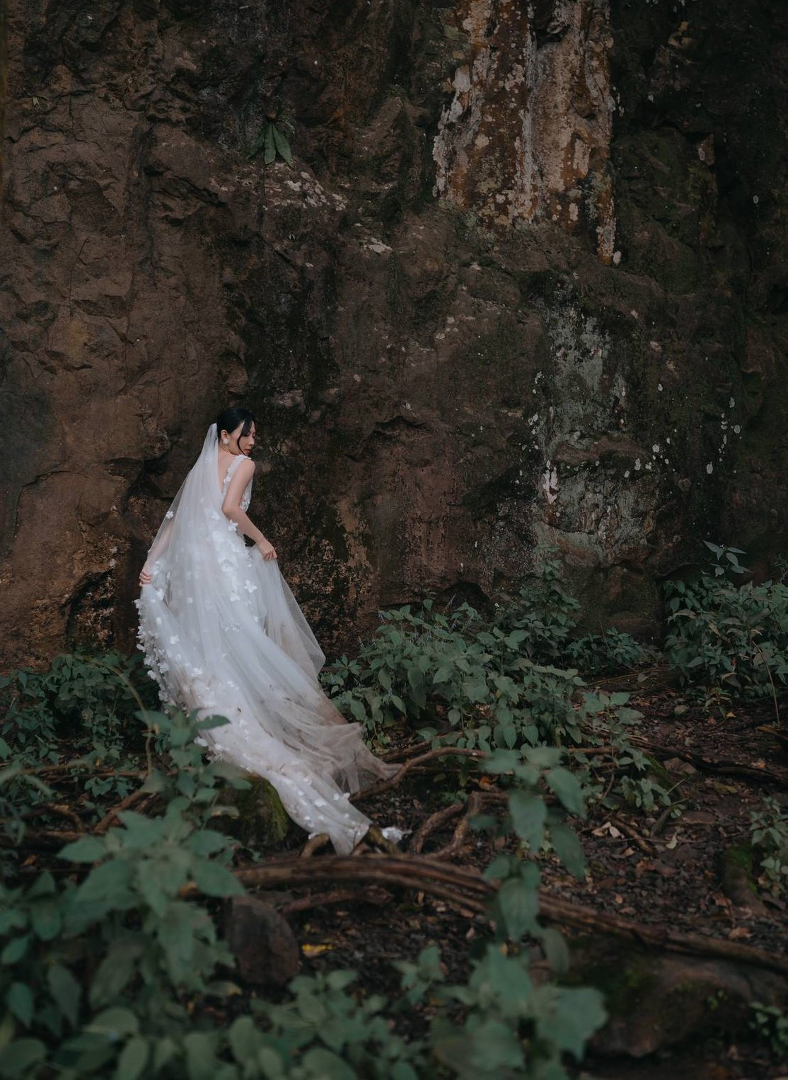 Bộ ảnh cưới mang nét hoang dại, từ màu ảnh đến phong cách chụp.