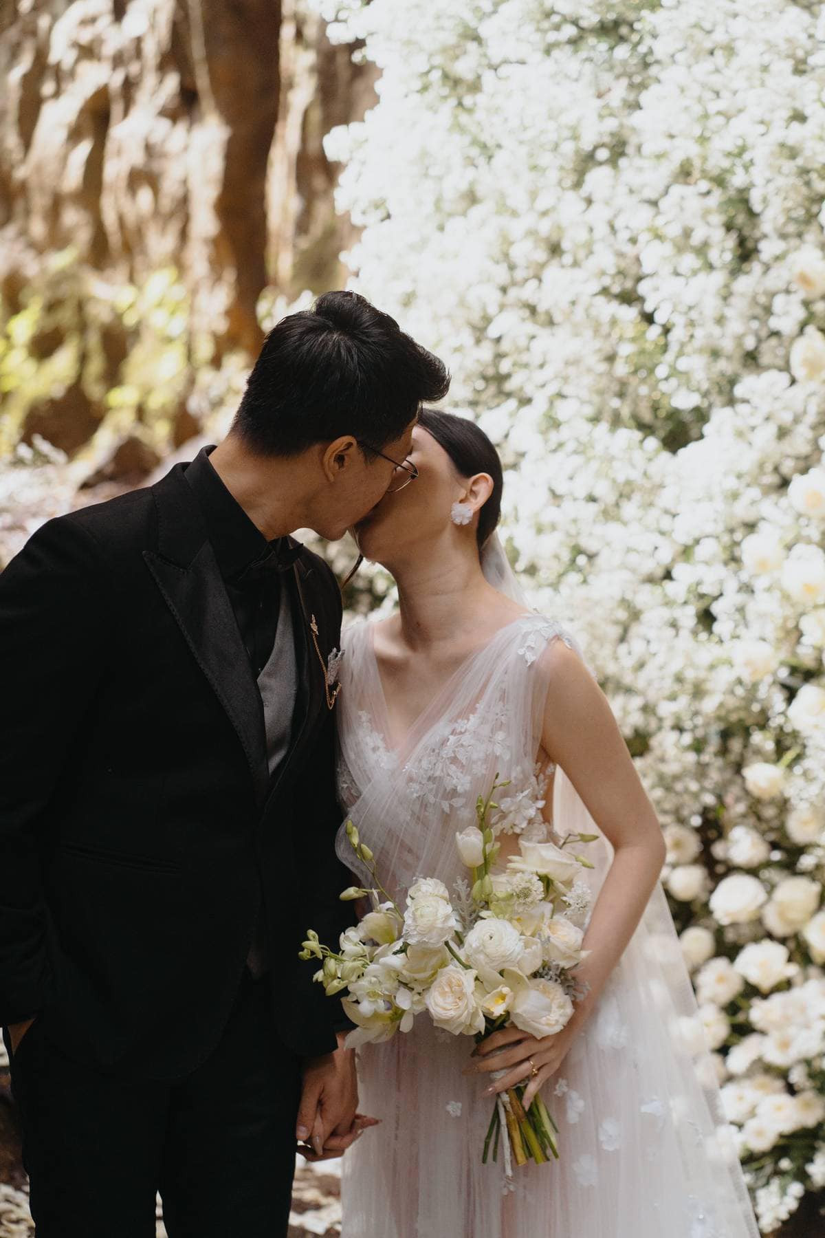 Cặp đôi trao nhau nụ hôn ngọt ngào.