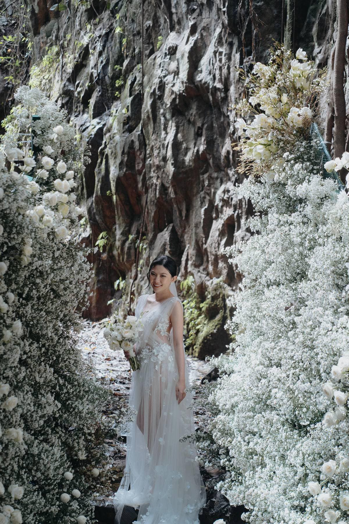 Khung cảnh chụp ảnh ở giữa những vách đá, bức tường hoa 2 bên tạo nên nét lãng mạn giữa khung cảnh núi rừng.