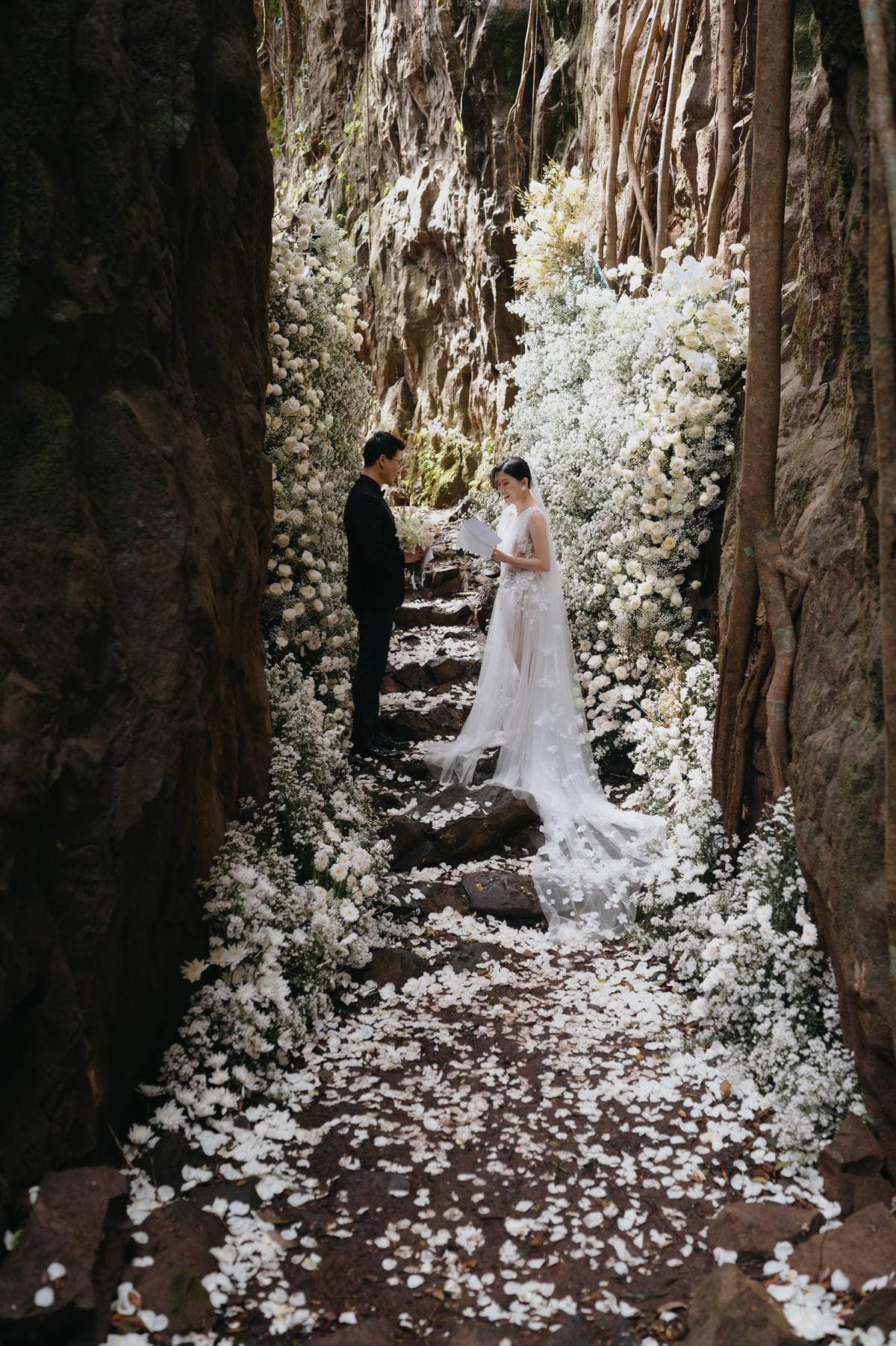 Mình cũng có rất nhiều năm mơ về một đám cưới như thế này, cho đến khi mình gặp được 1 người trân trọng những ước mơ của mình và cùng biến nó thành hiện thực" - Cô dâu Tracy Tran chia sẻ.