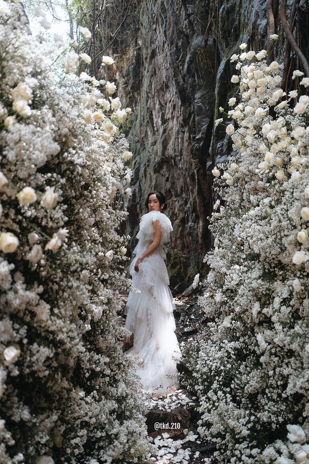 "Cái thác này hỗn lắm. Đứng tí ướt hết trơn. Mà di chuyển được đồ vào với địa hình này chắc nát người ấy" - Bên thực hiện bộ ảnh chia sẻ về những khó khăn khi lên ý tưởng cho concept này. Tuy nhiên với thành quả như này, bao nhiêu công sức bỏ ra cũng đều xứng đáng.