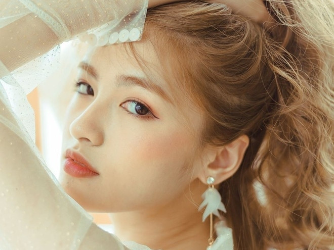 Nữ sinh gốc Phú Thọ được đánh giá là sở hữu nhan sắc nổi bật, xinh như nàng thơ với đôi mắt to, mũi cao và khuôn miệng duyên dáng.