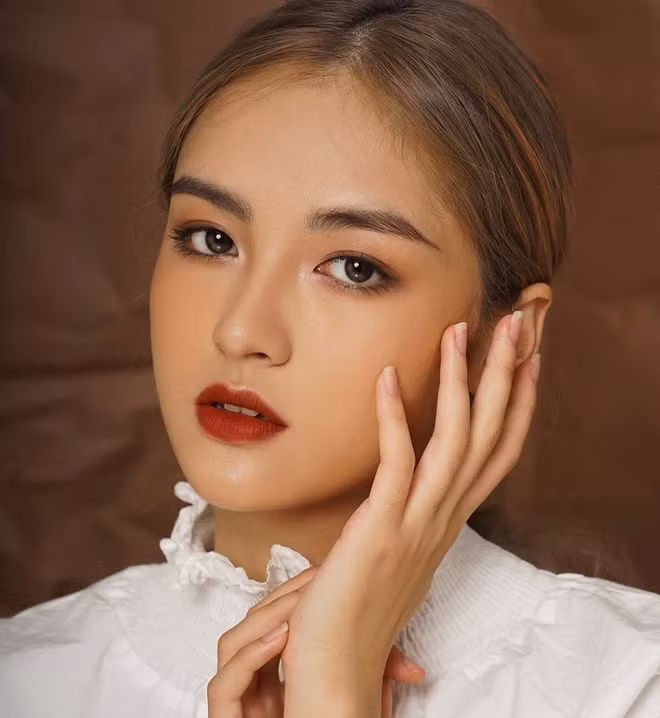 Hà My cũng rất tích cực tham gia các hoạt động ngoại khoá của trường. Hiện, cô là thành viên của câu lạc bộ MC và Thời trang. Hot girl sinh năm 1999 cho biết chính những trải nghiệm trong CLB đã giúp cô tự tin hơn và có cơ hội làm quen với sân khấu.