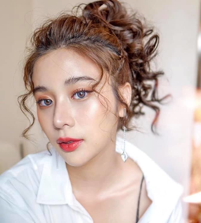 Kao tốt nghiệp Đại học Kasetsart, đây là một trong những trường lớn và có truyền thống lâu đời nhất Thái Lan.