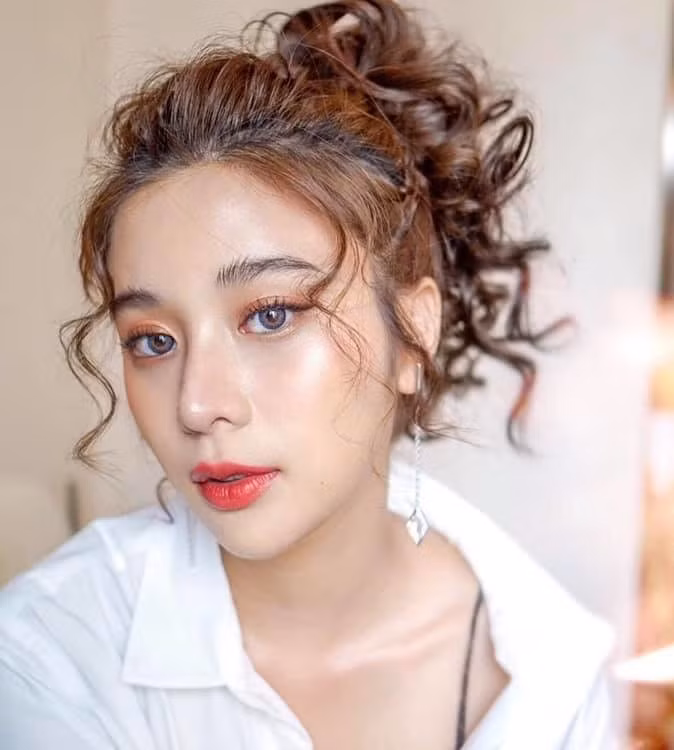 Kao tốt nghiệp Đại học Kasetsart, đây là một trong những trường lớn và có truyền thống lâu đời nhất Thái Lan.