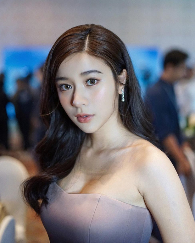 Nguồn thu của Kao không chỉ đến từ việc diễn xuất mà còn từ quảng cáo, chụp ảnh tạp chí và dự sự kiện.