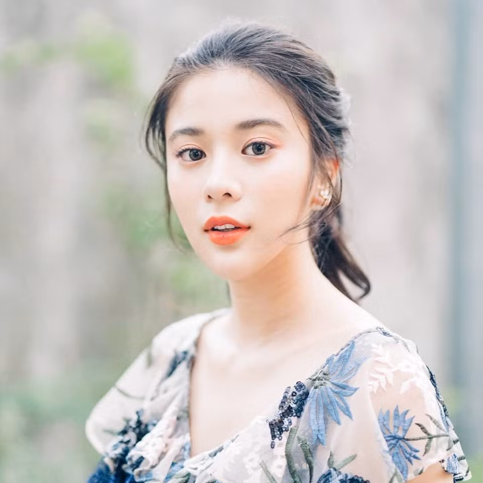 Bạn bè Kao chia sẻ, nữ diễn viên này nổi tiếng từ thời đi học, lọt top nữ sinh cuốn hút nhất trường, nhiều nam sinh chọn cô ấy là mẫu người yêu lý tưởng, viết thư tình và tặng hoa mỗi ngày.