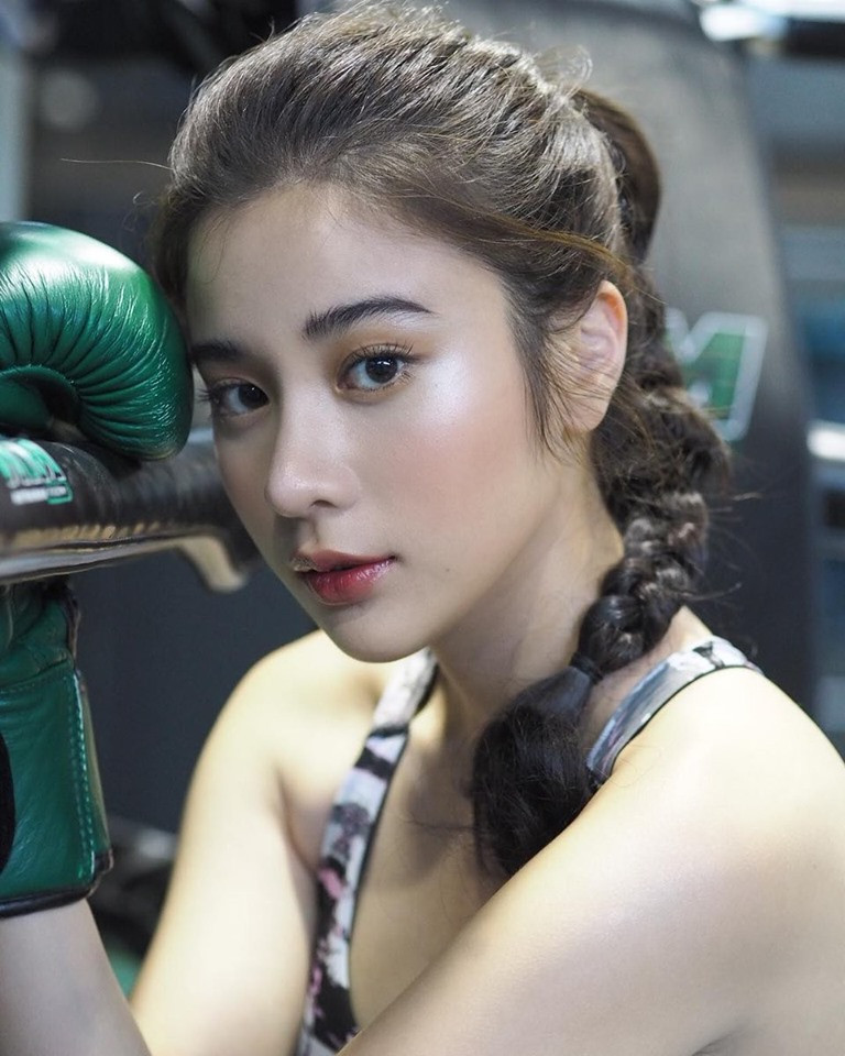 Được biết, Supassara Thanachart (nghệ danh Kao) là một trong những gương mặt nổi bật của làng giải trí Thái Lan hiện nay. Cô sinh năm 1995 tại thủ đô Bangkok và tham gia đóng phim từ năm 17 tuổi.