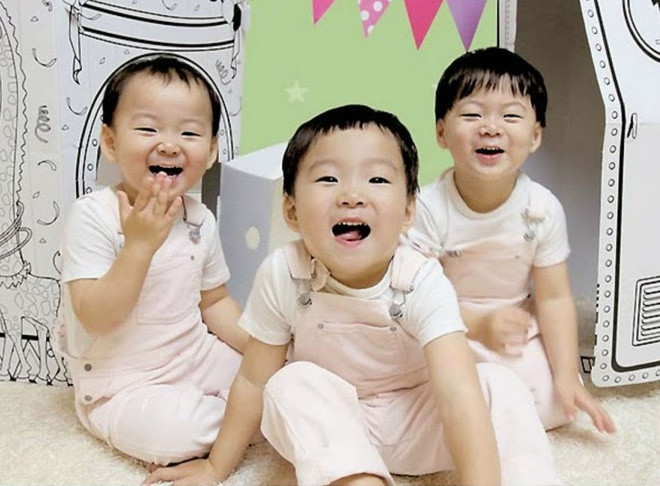Daehan - Minguk - Manse (sinh năm 2012) là bộ 3 nhóc tỳ nổi tiếng của nhà tài tử Song Il Kook. 3 anh em họ Song cũng nổi tiếng từ chương trình The Return of Superman của đài KBS. Nhờ vẻ ngoài đáng yêu cùng tính cách hoạt bát, lanh lợi, Daehan - Minguk - Manse nhận được nhiều tình cảm yêu mến sau khi chương trình thực tế này lên sóng vào năm 2014.