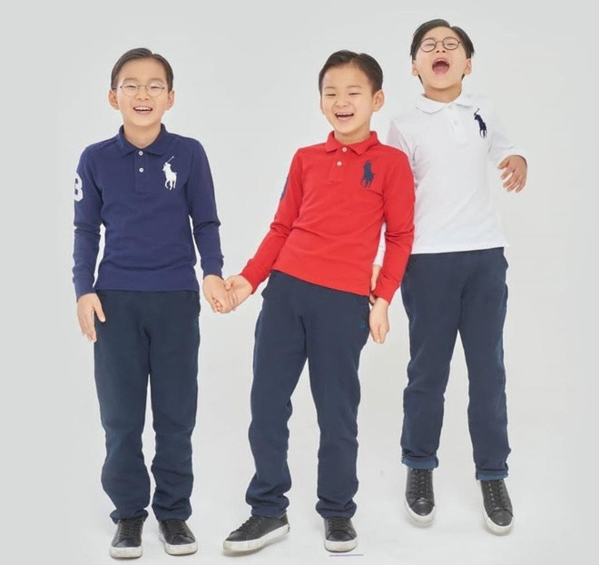 3 "chàng lính ngự lâm" ngày nào giờ đã 8 tuổi. Dưới những bức ảnh được "ông bố quốc dân" Song Il Kook chia sẻ lên mạng xã hội, nhiều người nhận xét bộ 3 ngày càng cao lớn nhưng vẫn giữ đường nét đáng yêu trên khuôn mặt. Daehan ngày càng ra dáng anh cả trong khi Minguk vẫn đáng yêu và Manse luôn là "cây hài" với biểu cảm gây cười.