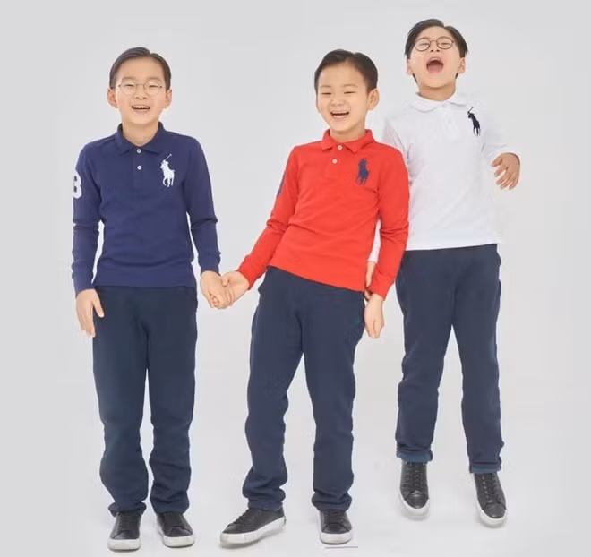 3 "chàng lính ngự lâm" ngày nào giờ đã 8 tuổi. Dưới những bức ảnh được "ông bố quốc dân" Song Il Kook chia sẻ lên mạng xã hội, nhiều người nhận xét bộ 3 ngày càng cao lớn nhưng vẫn giữ đường nét đáng yêu trên khuôn mặt. Daehan ngày càng ra dáng anh cả trong khi Minguk vẫn đáng yêu và Manse luôn là "cây hài" với biểu cảm gây cười.