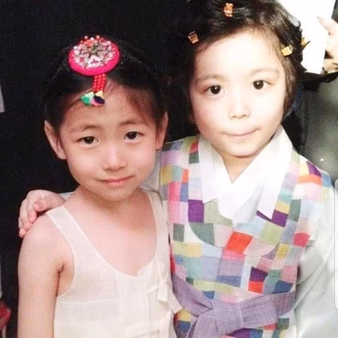 Mason Moon và Park Min Ha đều sinh năm 2007. Trong khi Mason Moon là thiên thần nhí được yêu thích cách đây 10 năm, Park Min Ha cũng quen mặt khi xuất hiện trong nhiều bộ phim từ khi mới 4 tuổi.