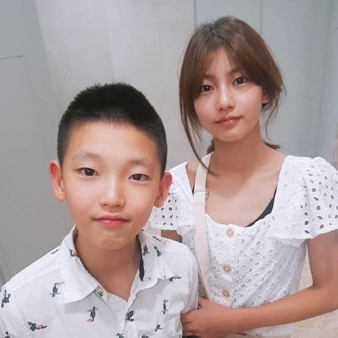 Những bức ảnh gần đây của cặp sao nhí Hàn Quốc nhận được nhiều lời khen. Hơn 7 năm trôi qua, “tiểu thiên thần” Ji Ah ngày nào đã trở thành thiếu nữ xinh đẹp. Nhiều người nhận xét cô bé sở hữu gương mặt giống nữ ca sĩ Bae Suzy và sẽ sớm tỏa sáng nếu gia nhập ngành giải trí.