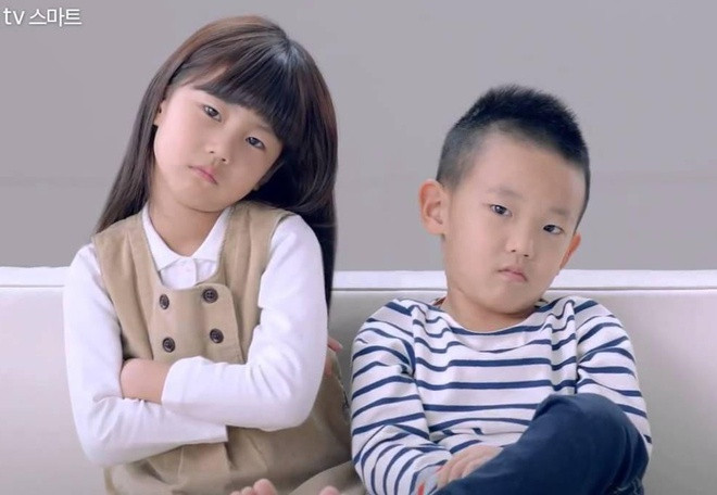 Song Ji Ah (sinh năm 2007) là bé gái duy nhất của Dad, Where Are We Going? mùa đầu tiên. Cô bé là con gái của cựu danh thủ Hàn Quốc Song Joong Kook và nữ diễn viên Park Ip Sun. Thời điểm tham gia chương trình, Ji Ah và em trai Song Ji Wook chiếm cảm tình nhờ ngoại hình dễ thương, trong sáng cùng tính cách lanh lợi.