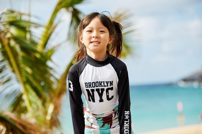 Hiện Sarang 8 tuổi, có chiều cao nổi bật, được nhiều dân mạng khen càng lớn càng xinh. Tuy có nhiều điểm khác với lúc nhỏ từ kiểu tóc cho đến dáng người, thiên thần lai Hàn - Nhật vẫn chiếm cảm tình nhờ nét nữ tính, dễ thương.