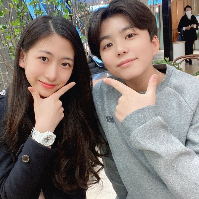 Cuối tháng 3, loạt ảnh chụp chung của cặp sao nhí nổi tiếng một thời được nhiều người chia sẻ. Màn dậy thì thành công với ngoại hình trưởng thành và ưa nhìn hiện tại của Mason và Min Ha khiến dân mạng trầm trồ khen ngợi.