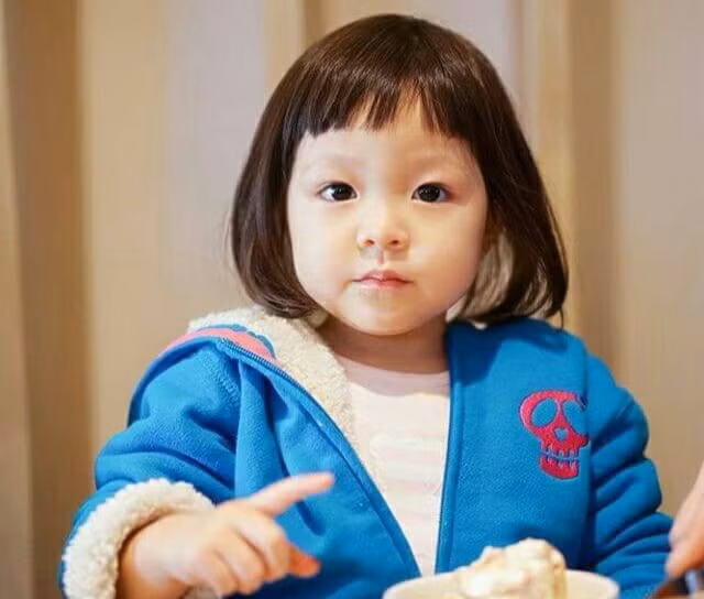  Choo Sarang (sinh năm 2011) được nhiều khán giả nhớ đến sau khi tham gia chương trình The Return of Superman (tạm dịch: Siêu nhân trở lại) cùng bố vào năm 2016. Cô bé 5 tuổi lúc đó "đốn tim" người hâm mộ bằng vẻ ngoài đáng yêu cùng tính cách tinh nghịch, hài hước.