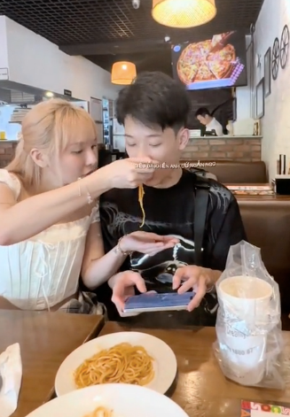 Mới đây, nữ streamer cũng chính thức công khai hẹn hò với bạn trai mới. Cô nàng không ngại thể hiện những hành động tình cảm với người yêu kém 9 tuổi.