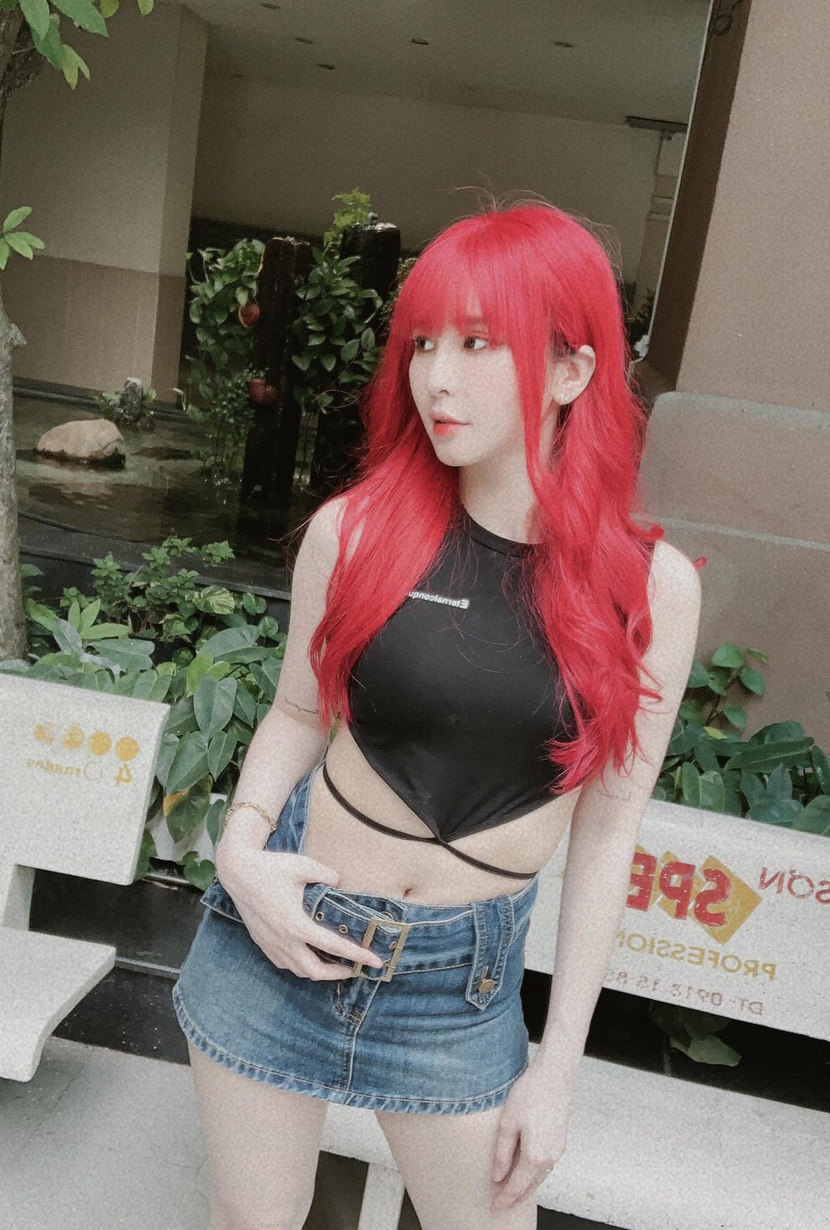 Ở thời điểm nào, cô nàng cũng đều thoải mái công khai mối quan hệ tình cảm với tình mới, thường xuyên đăng tải ảnh tình tứ trên mạng xã hội.