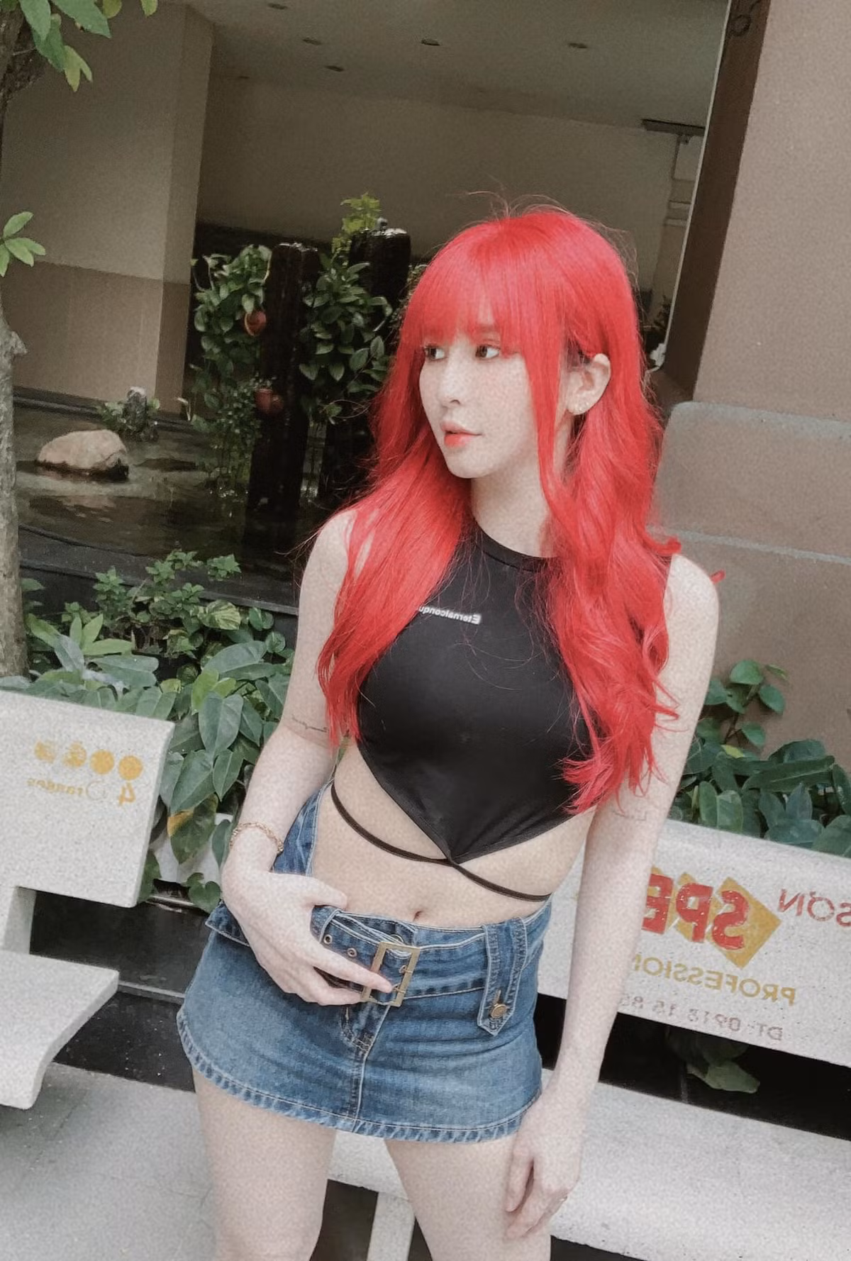 Ở thời điểm nào, cô nàng cũng đều thoải mái công khai mối quan hệ tình cảm với tình mới, thường xuyên đăng tải ảnh tình tứ trên mạng xã hội.