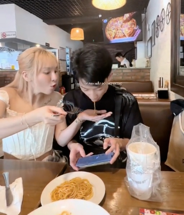 Cả 2 cùng nhau đi ăn nhà hàng, cô chăm chút quan tâm đến bạn trai khá nhiều.