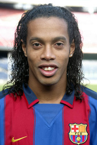 Từ lâu, thương hiệu “Rô vẩu” đã trở thành độc quyền của Ronaldinho bởi hàm răng hô. Tuy nhiên, nhận thấy hàm răng khiến mình bớt đẹp trai, cựu ngôi sao Barca đã quyết định đi “đại tu” toàn bộ.