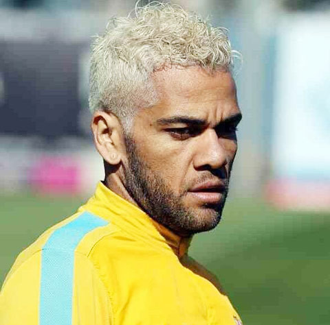 Tháng 8/2009, tờ Marca đưa tin, ngôi sao Barca đã “dao kéo” để có một đôi tai khác khi phát hiện đôi tai của hậu vệ người Brazil này to hơn.