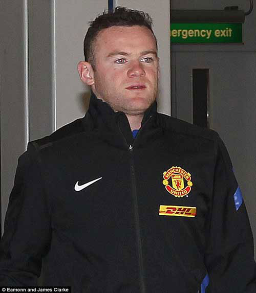 Tháng 11/2013, Rooney quyết tâm bỏ ra 300.000 USD để cải thiện mái đầu của mình bằng việc cấy tóc. Trước đó, anh cũng bị nghi ngờ tiêm botox để làm căng nếp nhăn trán.