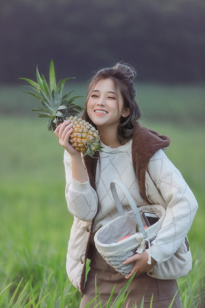 Hiện tại, Khánh Ly đang là sinh viên của ĐH Hà Nội. Ngoài công việc học tập, nàng đồng hương cầu thủ Hà Đức Chinh còn tham gia làm mẫu, chụp lookbook.