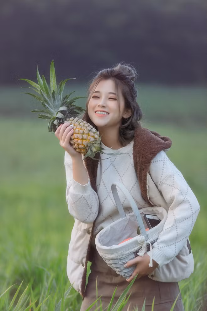 Hiện tại, Khánh Ly đang là sinh viên của ĐH Hà Nội. Ngoài công việc học tập, nàng đồng hương cầu thủ Hà Đức Chinh còn tham gia làm mẫu, chụp lookbook.