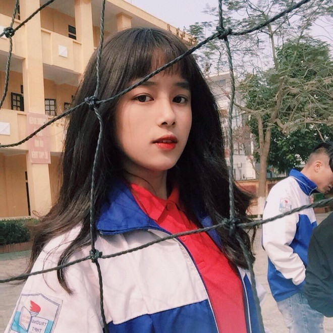 Bất ngờ nổi tiếng trên mạng xã hội nhờ nụ cười tươi, đôi mắt to trò khá giống hot girl đời đầu Tâm Tít, Nguyễn Tùng Mai (SN 2000) - cựu hot girl THPT Trần Phú, Phú Thọ vô cùng bất ngờ vì bản thân được cộng đồng quan tâm.