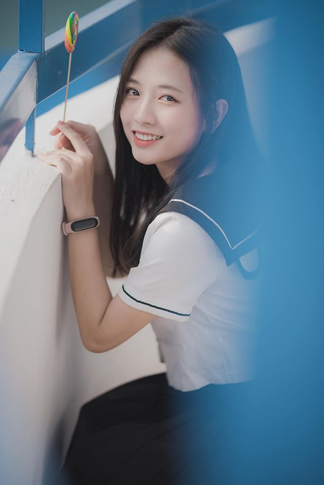 Trần Thị Hoài Linh (SN 2001) được mệnh danh là "thiên thần" nhờ có nụ cười trong sáng. Dù không trang điểm đậm nhưng cô nàng vẫn cực kỳ xinh đẹp.