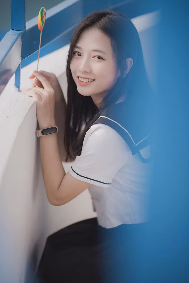 Trần Thị Hoài Linh (SN 2001) được mệnh danh là "thiên thần" nhờ có nụ cười trong sáng. Dù không trang điểm đậm nhưng cô nàng vẫn cực kỳ xinh đẹp.