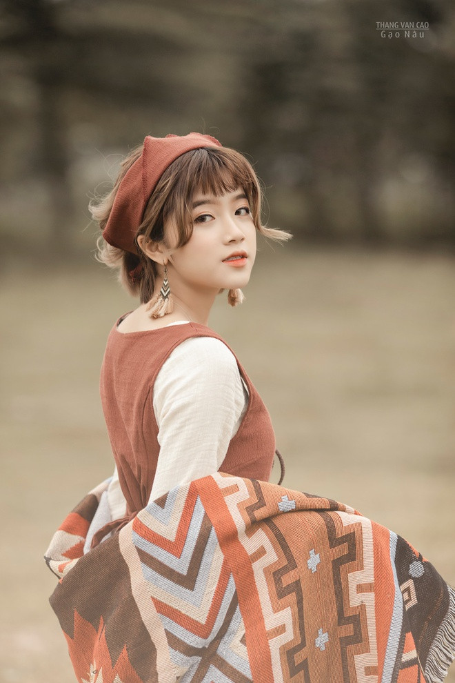 Trước mắt, Ly vẫn muốn tập trung cho việc học và theo đuổi nghề mẫu ảnh. Thế nhưng nếu có cơ hội, cô nàng cũng muốn thử sức trong lĩnh vực nghệ thuật.